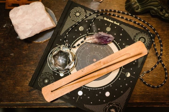 Bàn thờ gia tiên trang trọng trong lễ nhập trạch, cầu mong sự an lành và may mắn cho tuổi Quý Mão về nhà mới.