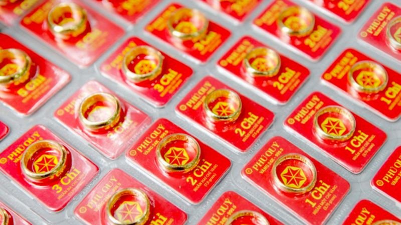 Chọn mua nhẫn vàng trơn ép vỉ trong ngày Vía Thần Tài để đảm bảo chất lượng
