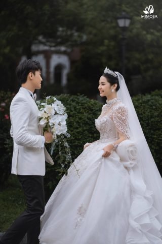 Cô dâu và chú rể hạnh phúc trong lễ cưới, tượng trưng cho hạnh phúc hôn nhân khi chọn năm cưới tốt