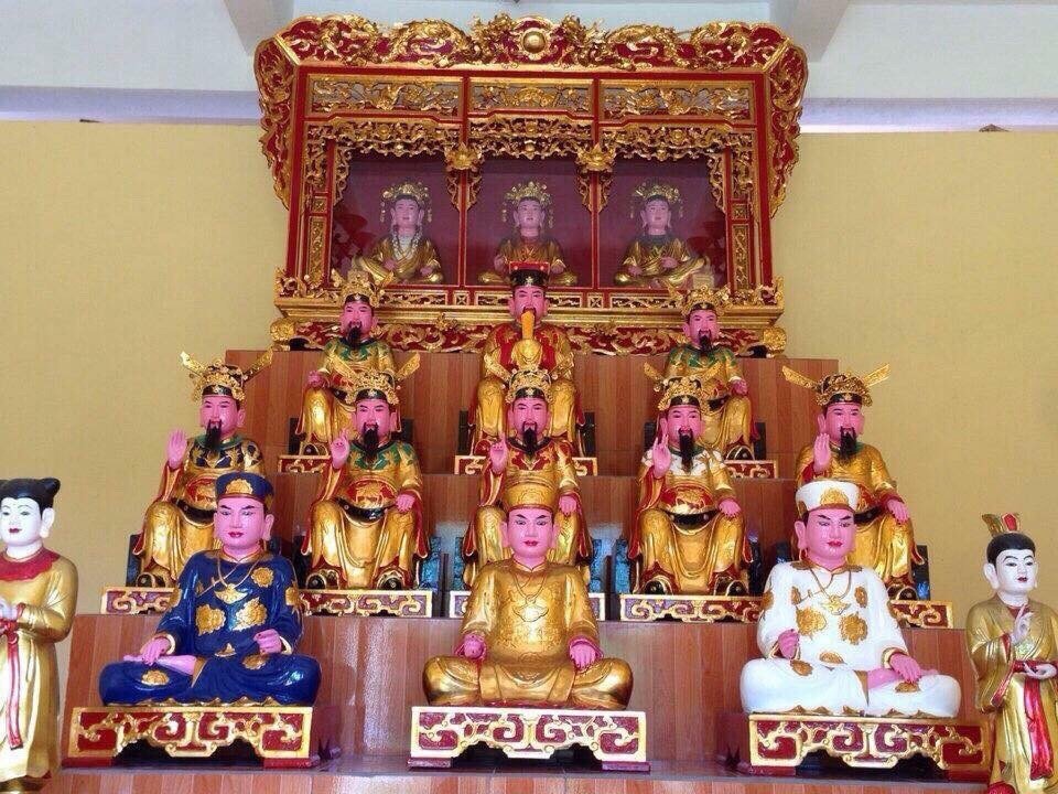 Mẫu Thoải, nữ thần cai quản sông nước, trong một buổi lễ