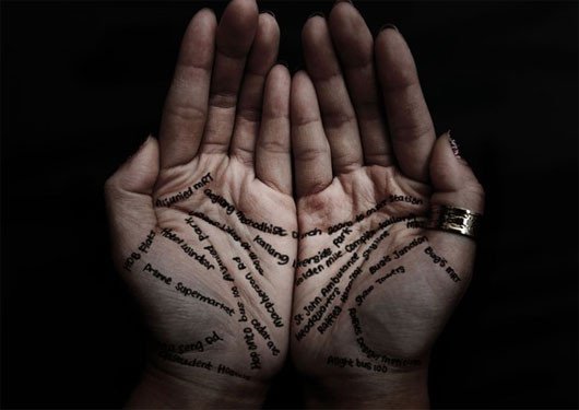 Một bàn tay đang mở ra với các ngón tay