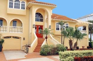 Một bàn thờ gia tiên được bài trí trang trọng, với đồ gỗ mỹ nghệ tinh xảo, thể hiện nét đẹp văn hóa tâm linh