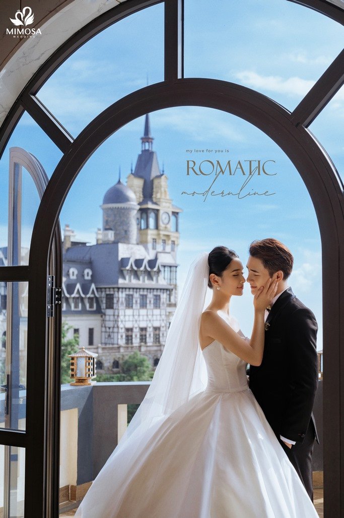 Một cặp đôi đang dâng hương trước bàn thờ, thể hiện sự kính trọng và cầu nguyện cho hạnh phúc hôn nhân