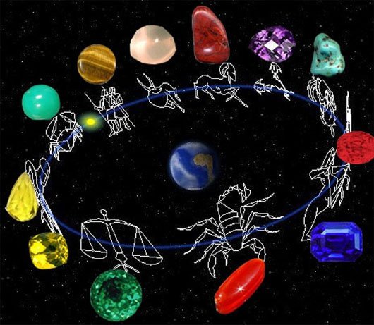 Một cặp đôi đang nắm tay thân mật