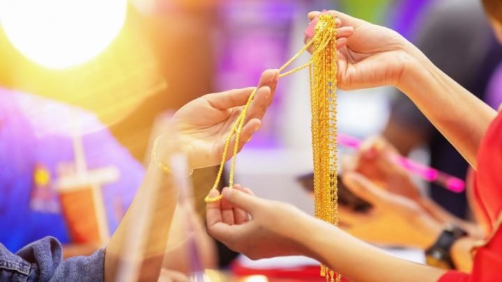 Người dân mua vàng ngày vía Thần Tài để cầu may mắn, tài lộc