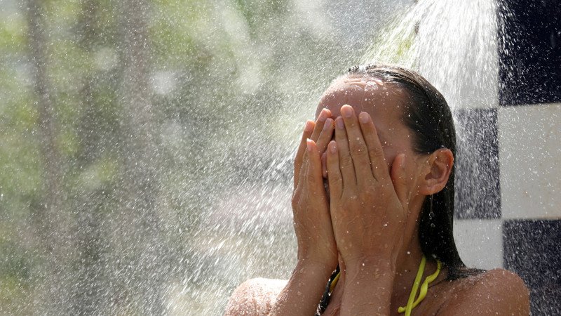 Người già hoặc người có bệnh nền dễ bị đột quỵ khi tắm sai cách