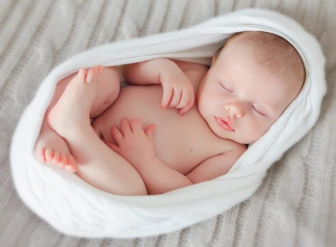 Người mẹ sinh mổ và em bé được chăm sóc, đặt câu hỏi sinh mổ có xem tử vi được không