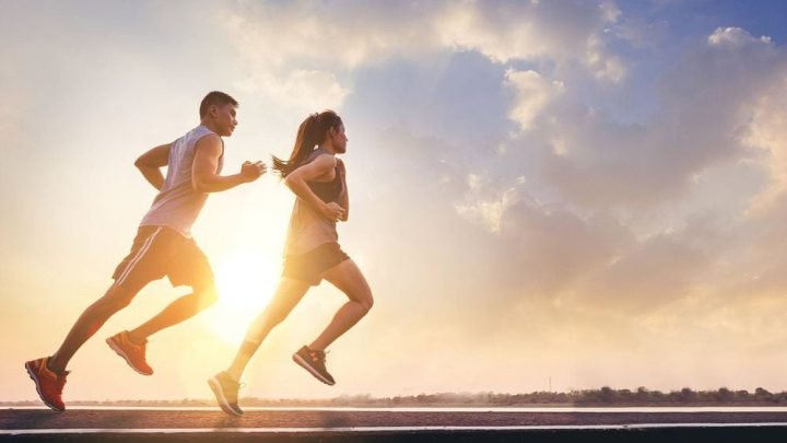 Người phụ nữ chạy bộ buổi sáng sớm trong công viên
