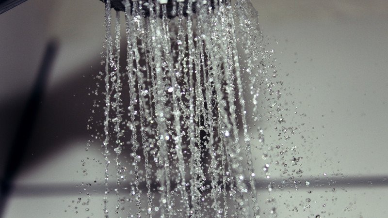 Người phụ nữ đang bị ốm không nên tắm