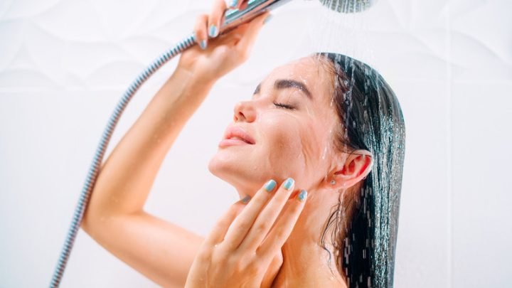 Người phụ nữ tắm rửa buổi sáng tươi tỉnh