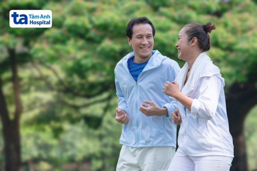 Người phụ nữ tập yoga buổi sáng, thể hiện lợi ích của rèn luyện thể chất giúp ngủ đúng giờ và sâu giấc