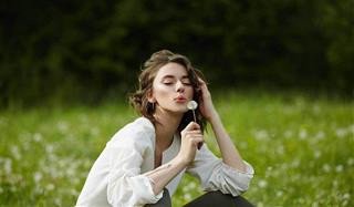 Người phụ nữ thanh lịch, thể hiện sự quyến rũ theo dự đoán của tử vi hàng tuần phương Đông