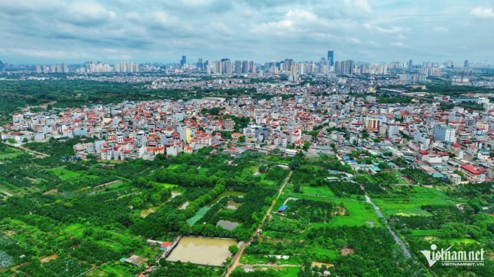 Người tuổi Tỵ đang xem xét đầu tư vào bất động sản trong năm Ất Tỵ 2025 để gia tăng tài lộc.