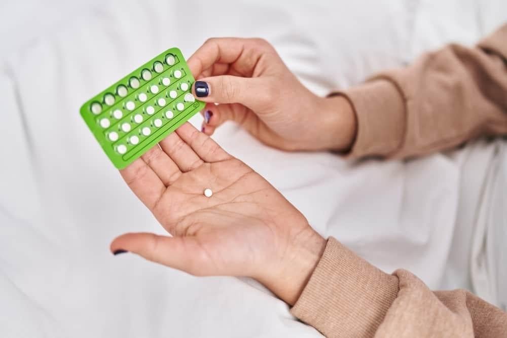 Phụ nữ tìm hiểu tác dụng phụ thường gặp của thuốc tránh thai hàng ngày