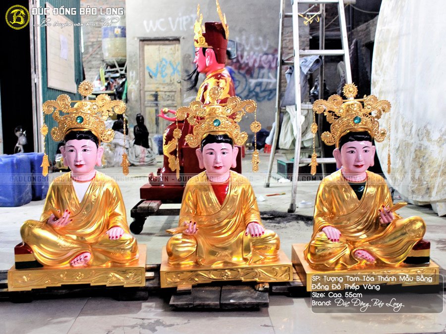 Tượng Tam tòa Thánh Mẫu lộng lẫy trong không gian thờ cúng