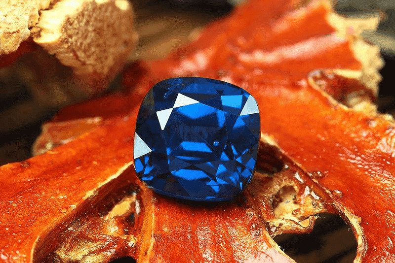 Vật phẩm phong thủy Spinel Cobalt giúp nữ Nhâm Tý ổn định cảm xúc và hóa giải Kim Lâu