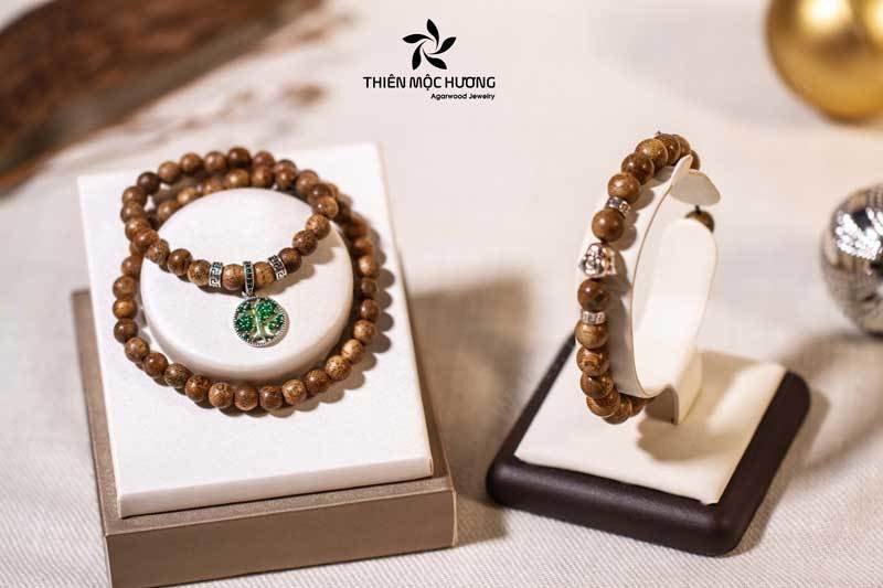 Vòng tay trầm hương Phúc Bảo mang lại bình an cho nữ mạng Đinh Hợi 2007