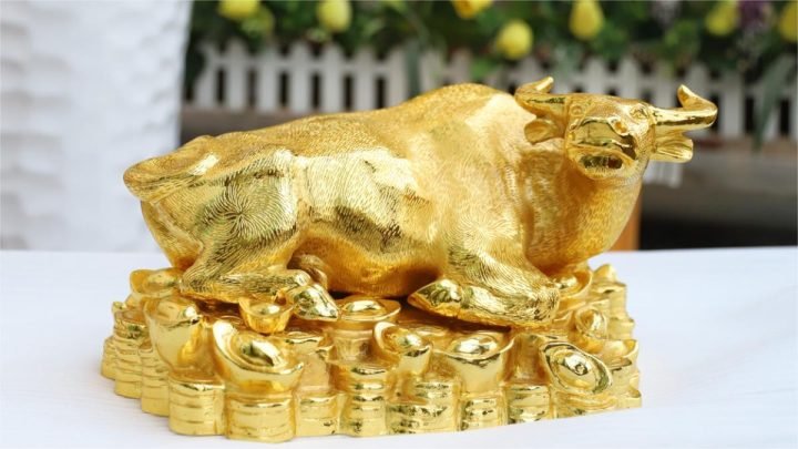 Các vật phẩm phong thủy bằng đá hoặc kim loại hợp mệnh Kim 1985