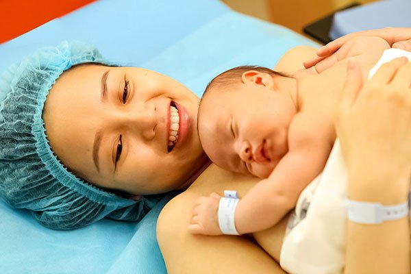 một em bé sơ sinh đang ngủ say, tượng trưng cho sự khởi đầu bình an và hy vọng vào tương lai tươi sáng khi tuổi Mão đẻ giờ nào tốt.