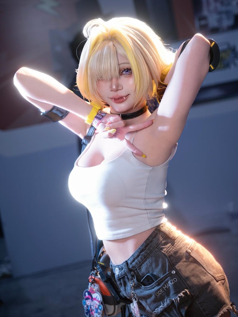 Ảnh Zinie Quỳnh cosplay gợi cảm