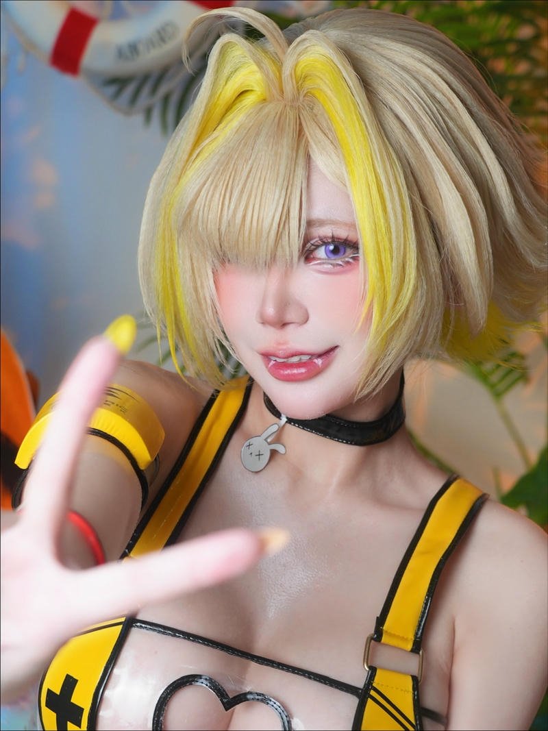 Ảnh Zinie Quỳnh cosplay lung linh