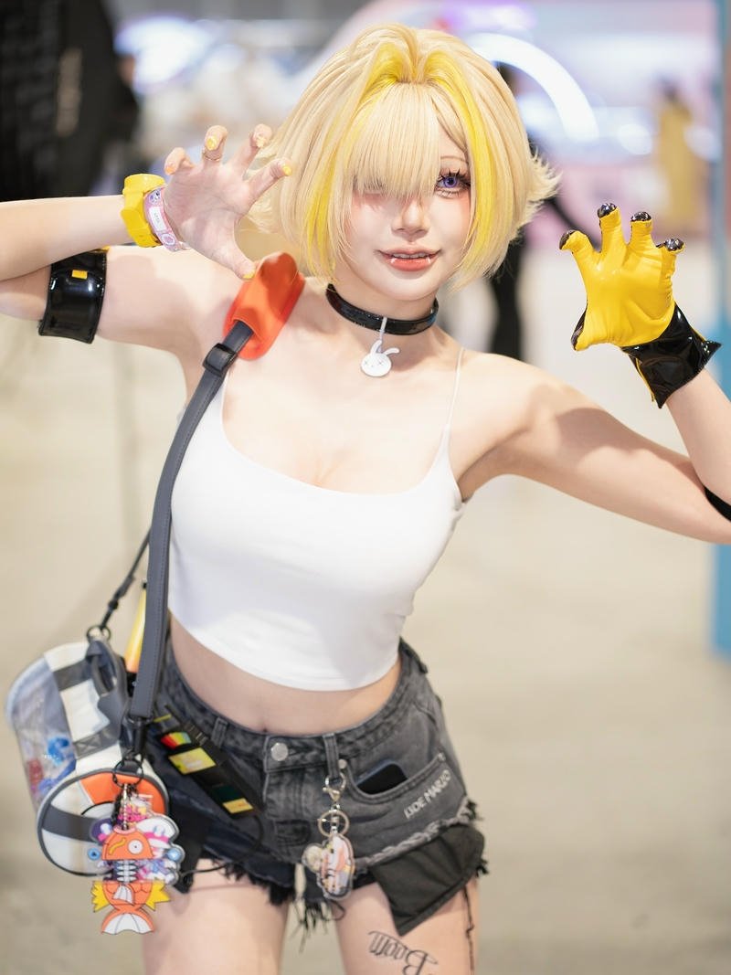 Hình Zinie Quỳnh cosplay tinh nghịch