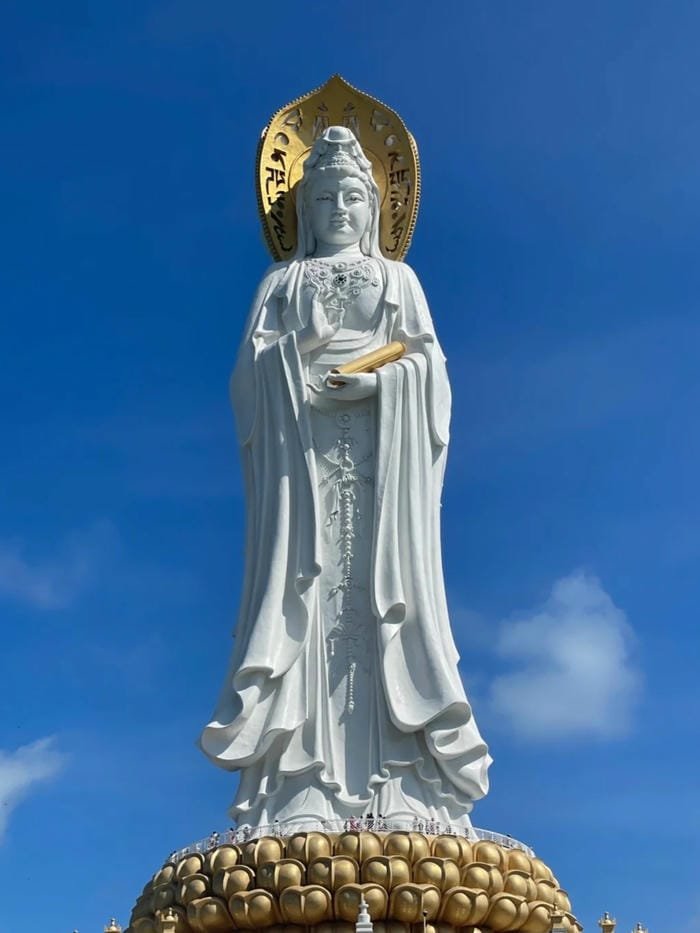 Quan Âm Bồ Tát ánh sáng vàng