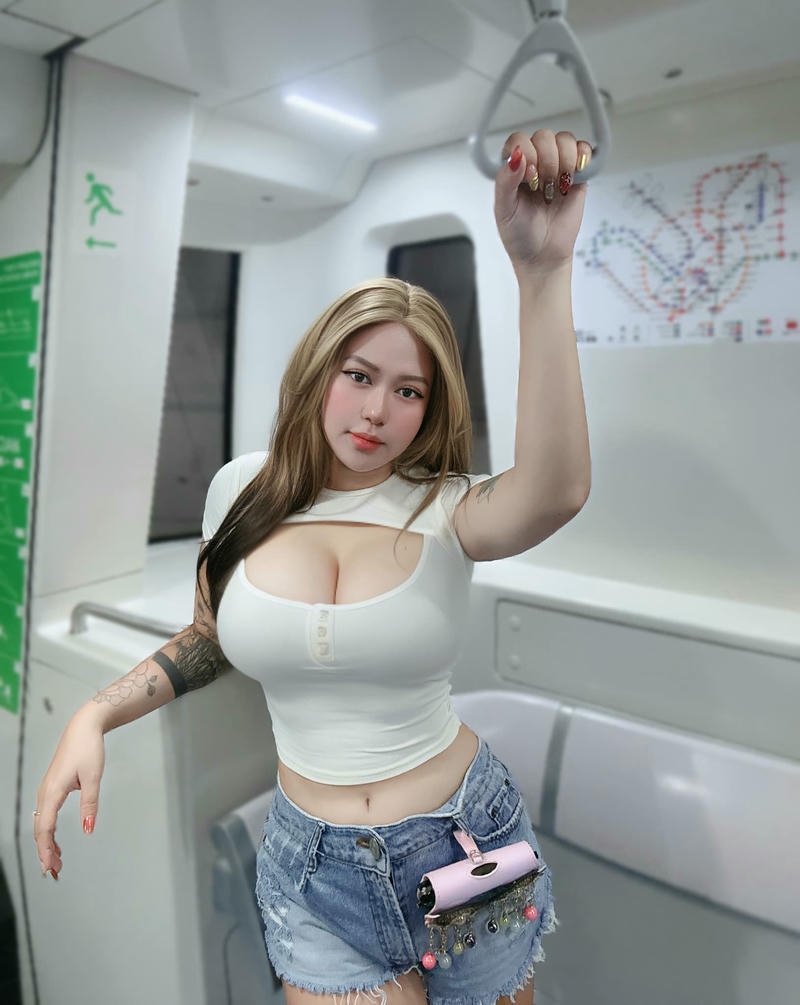 Suzie Nguyễn nude chụp ngoại cảnh biển