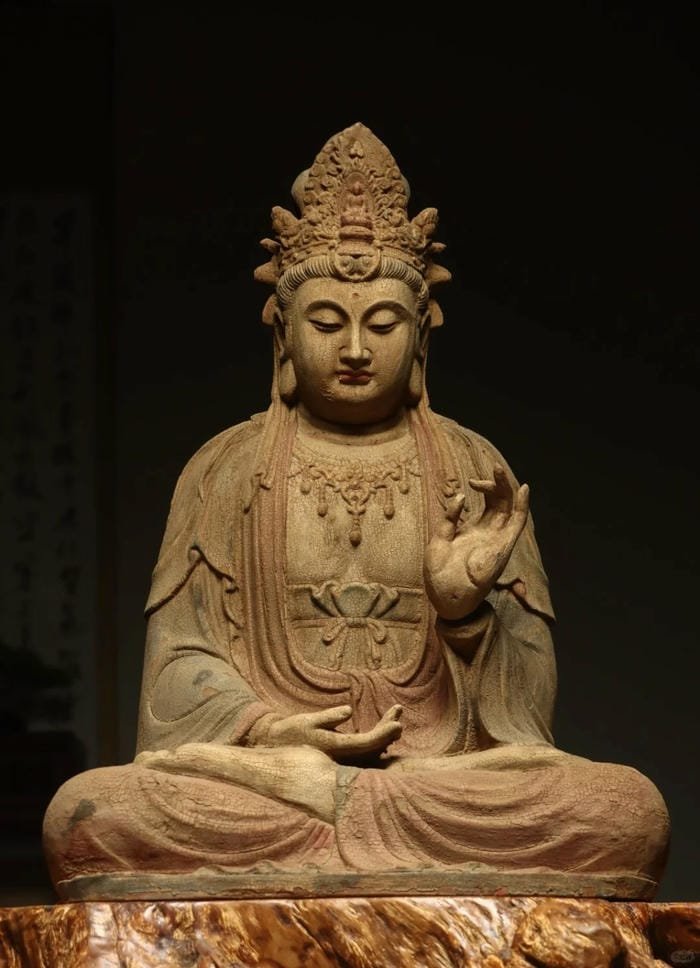 ảnh Phật ngồi nhìn xuống hiền hòa
