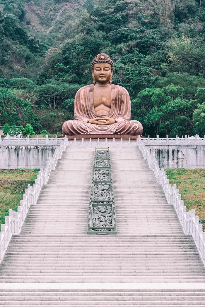 ảnh Phật ngồi trong chùa
