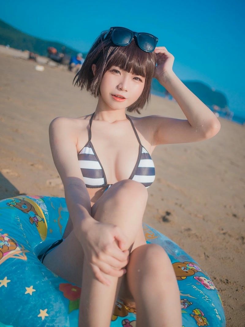 ảnh gái xinh cosplay mặc bikini rực rỡ