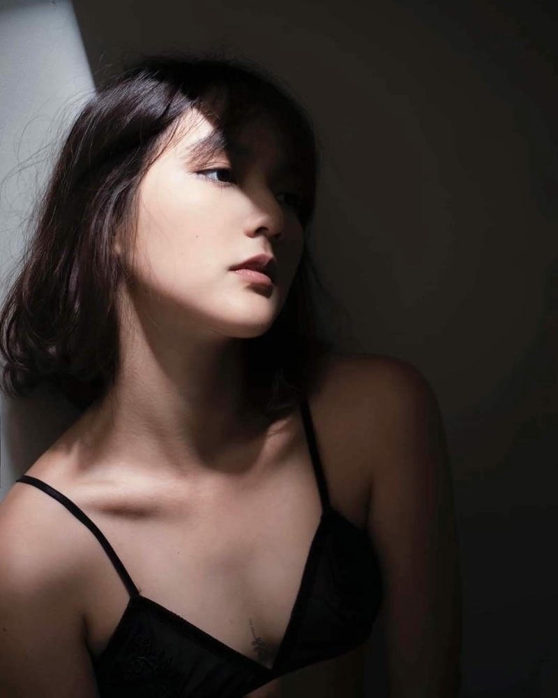 ảnh hải tú khỏa thân bên cửa sổ