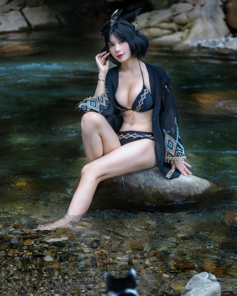 gái xinh cosplay mặc bikini thu hút