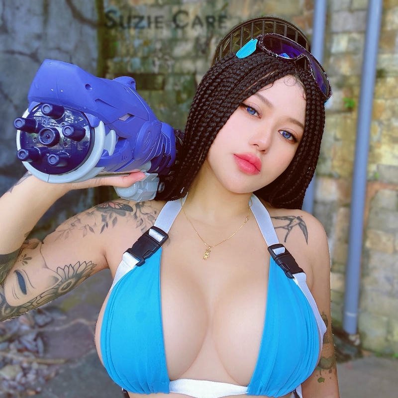 hình Suzie Nguyễn sexy khoe lưng trần