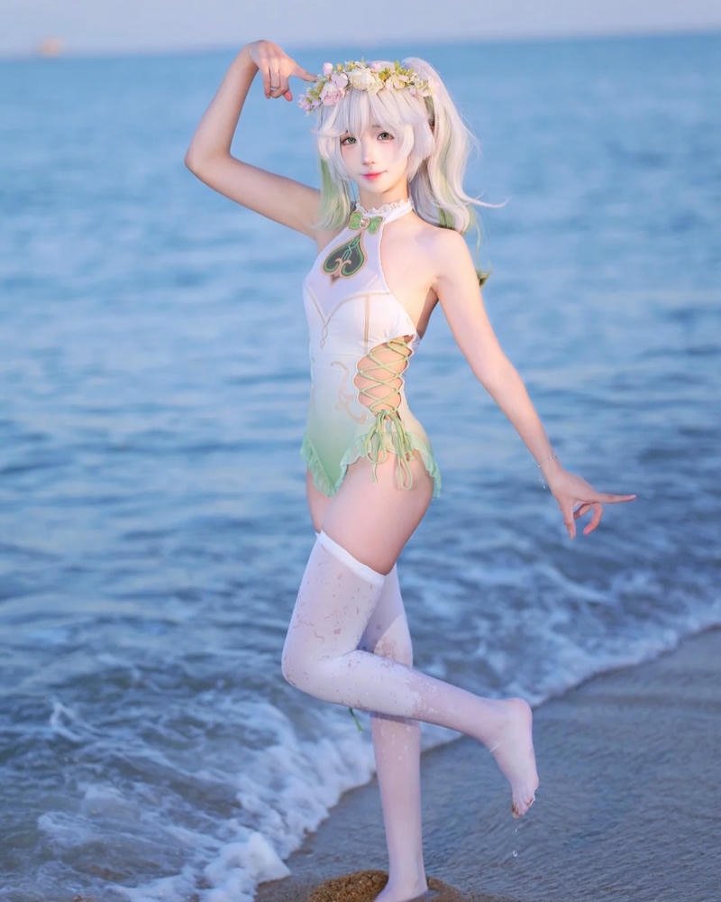 hình gái xinh cosplay mặc bikini sáng rực