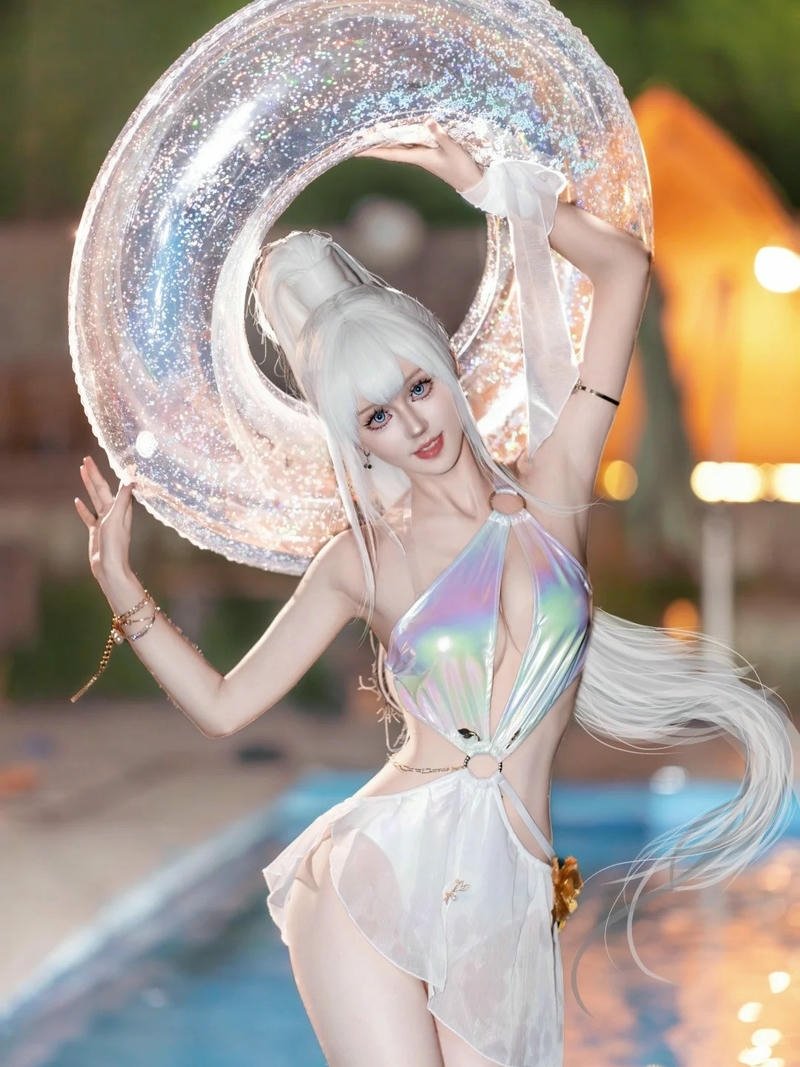 hình gái xinh cosplay mặc bikini vui vẻ