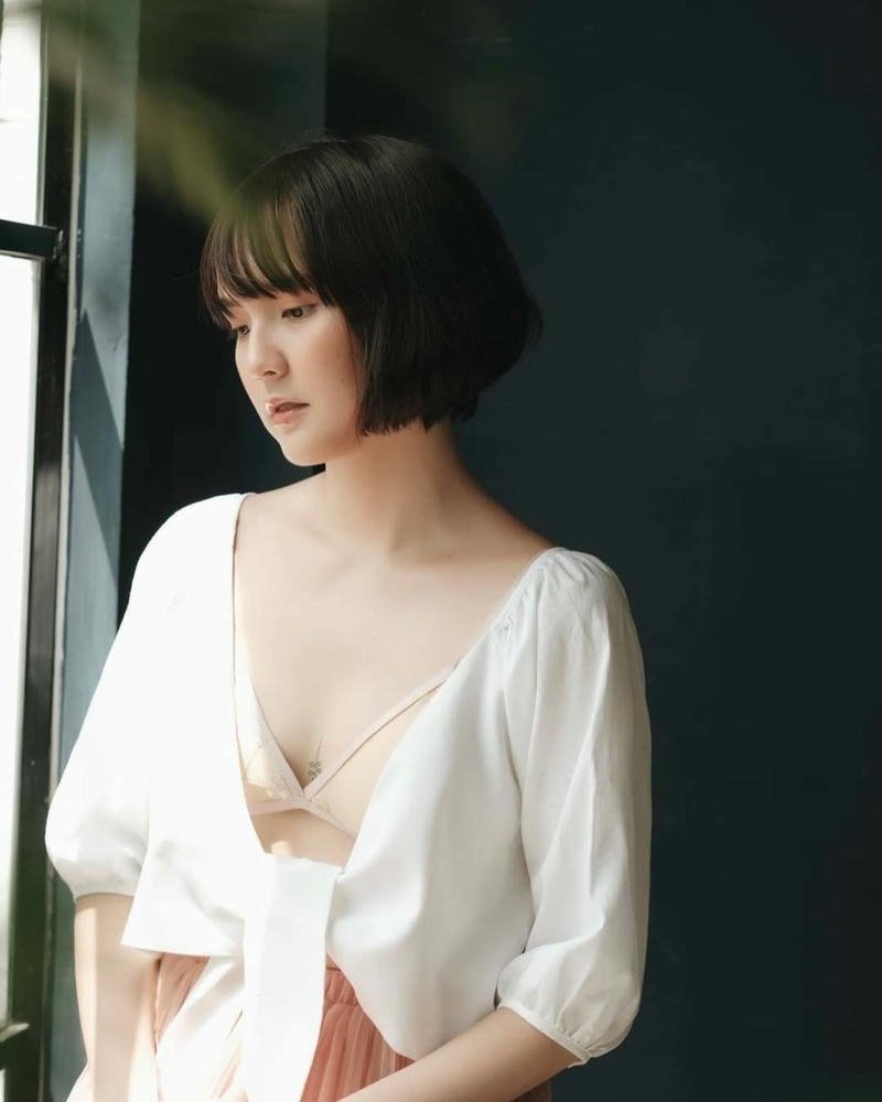 hình hải tú sexy nằm trên giường