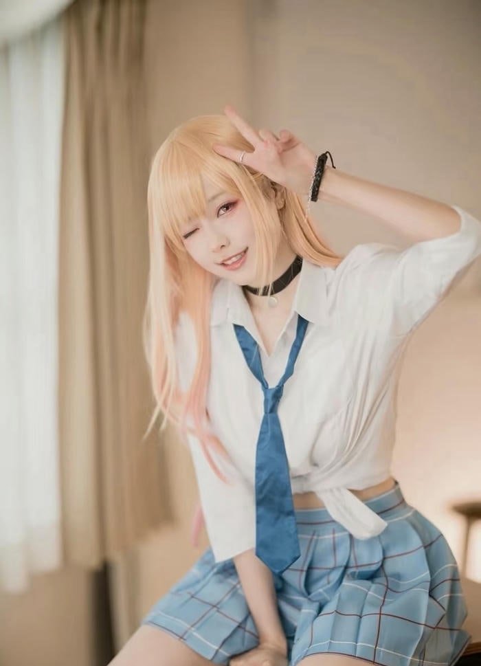 pose cosplay gợi cảm