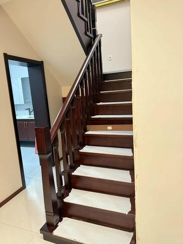 trụ cầu thang gỗ óc chó