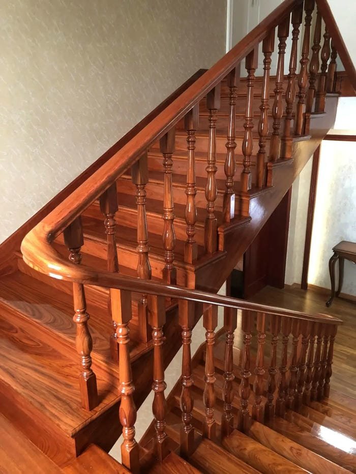 trụ cầu thang gỗ phong cách tân cổ