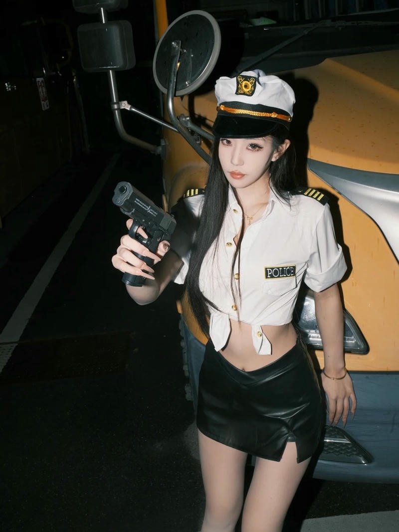 Ảnh cosplay cảnh sát dùng cho bài viết