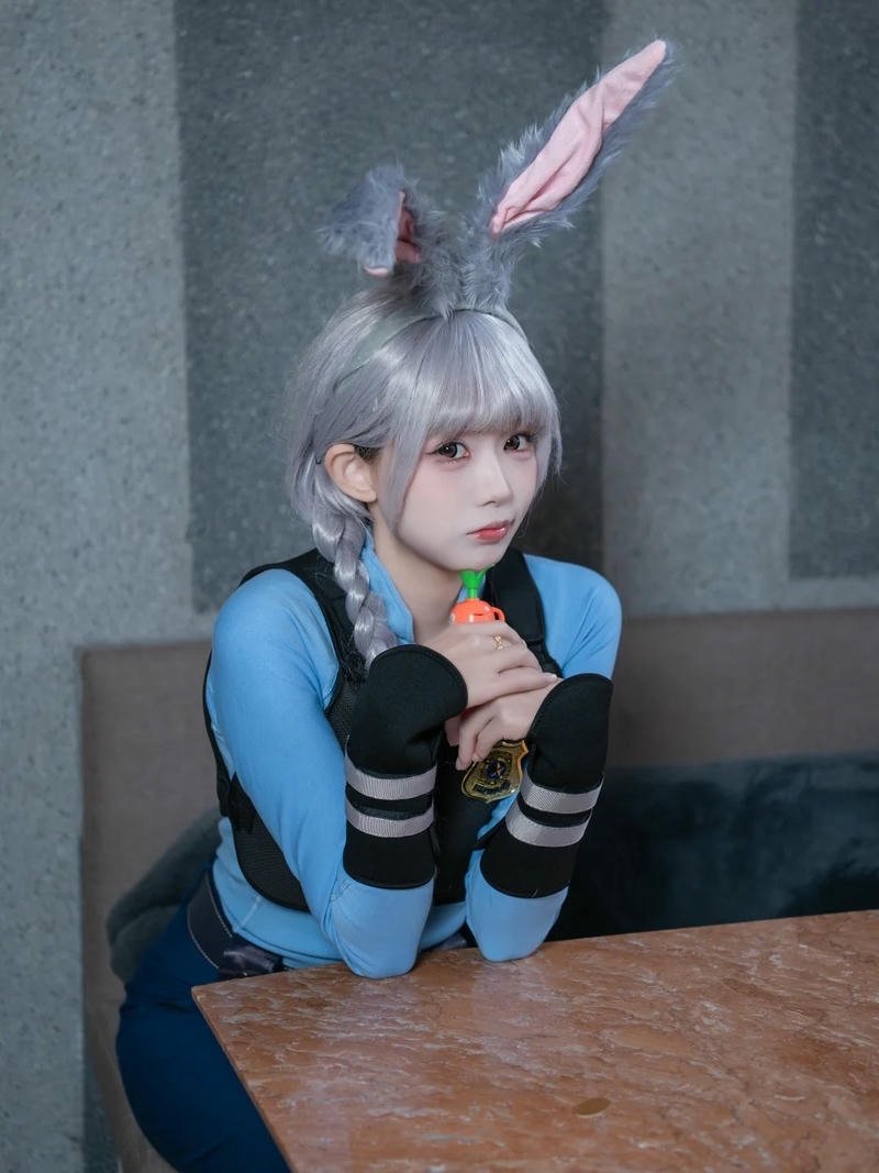 Ảnh cosplay cảnh sát nữ bố cục sáng tạo
