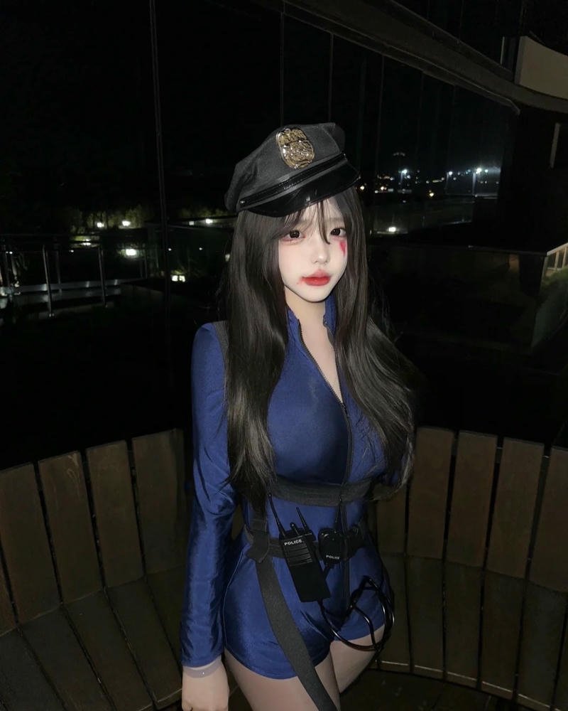 Ảnh cosplay cảnh sát nữ concept sáng