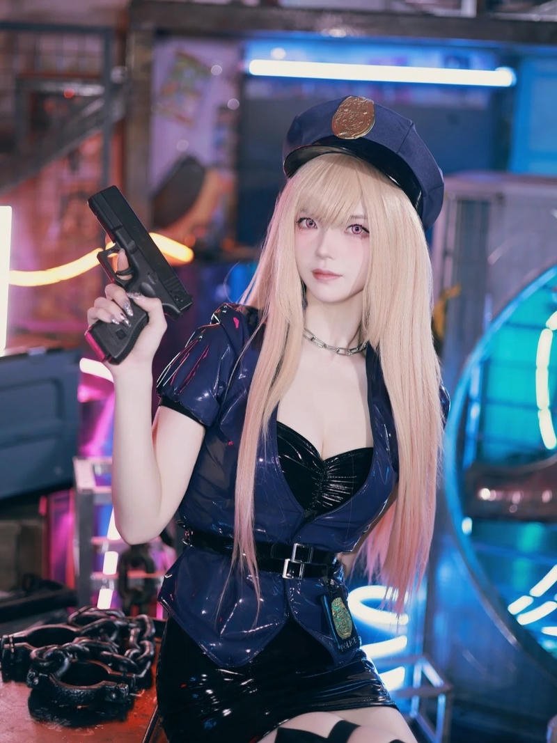 Ảnh cosplay cảnh sát nữ phong cách nghệ thuật