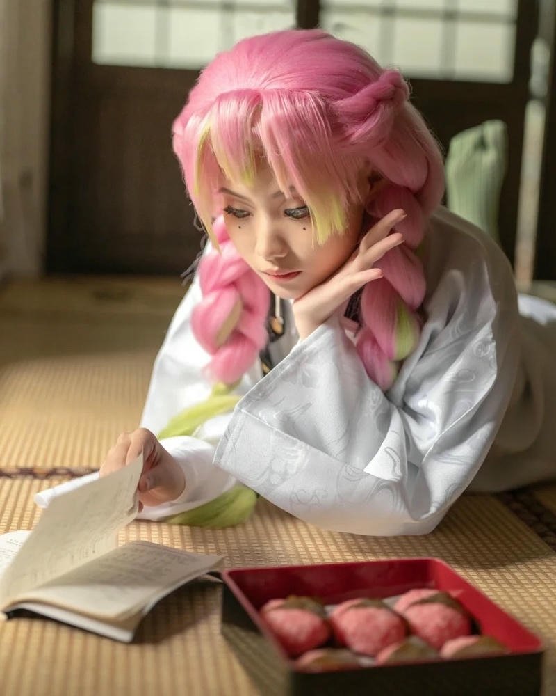 Ảnh cosplay luyến trụ Kanroji Mitsuri phong cách cổ điển