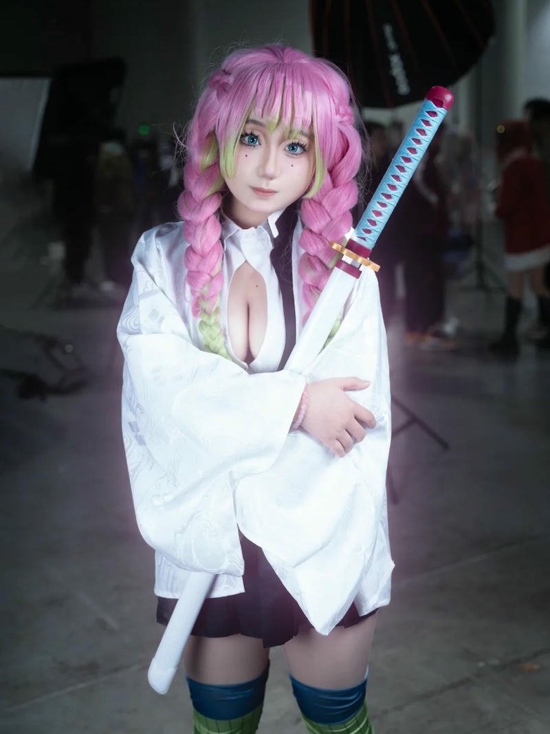 Ảnh cosplay luyến trụ Kimetsu no Yaiba ngoài trời