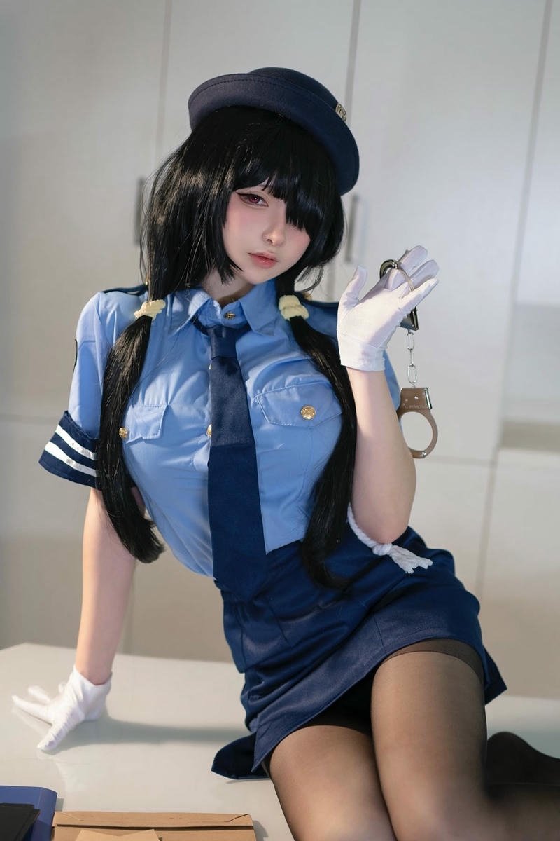Cosplay cảnh sát nữ tạo dáng ngầu cá tính