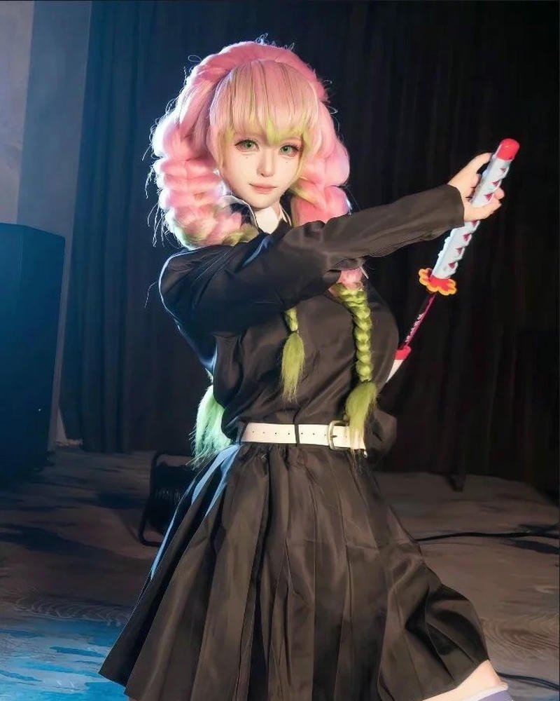 Cosplay luyến trụ Kanroji Mitsuri phong cách anime cuốn hút
