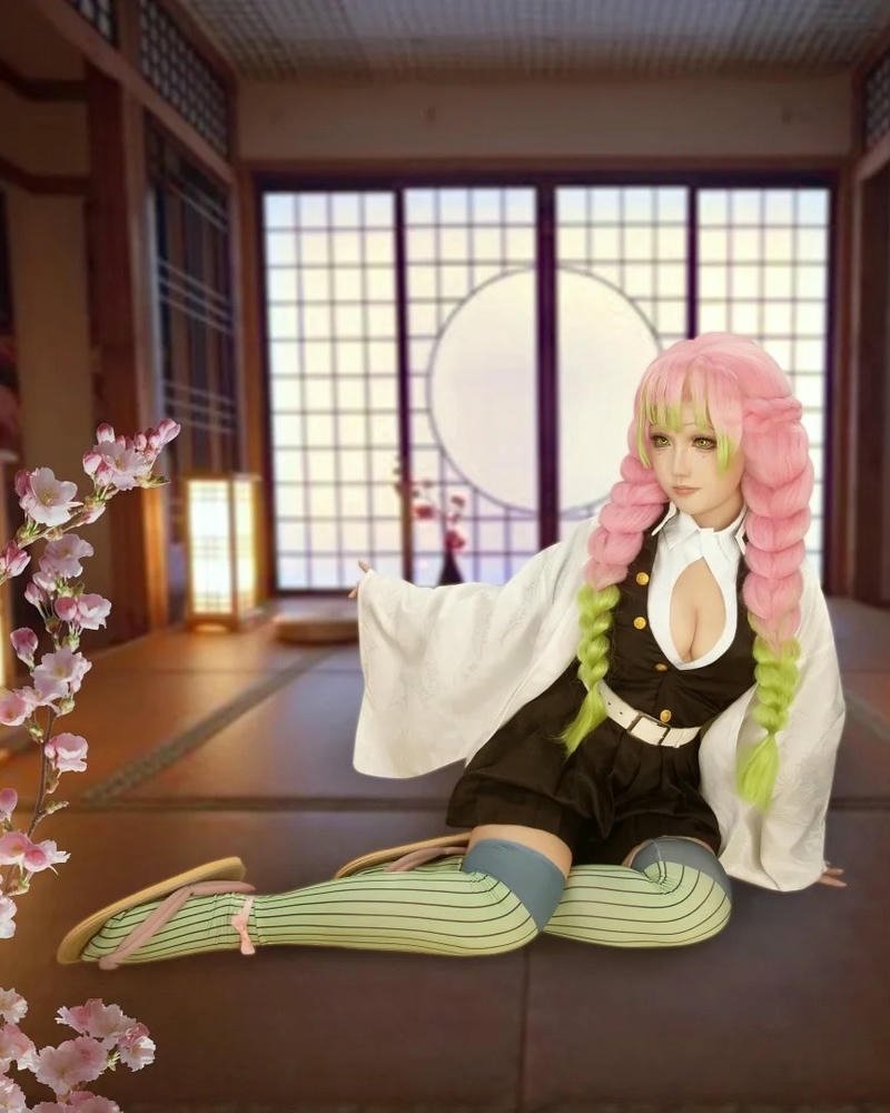 Cosplay luyến trụ anime Kanroji Mitsuri ngoài đời thực