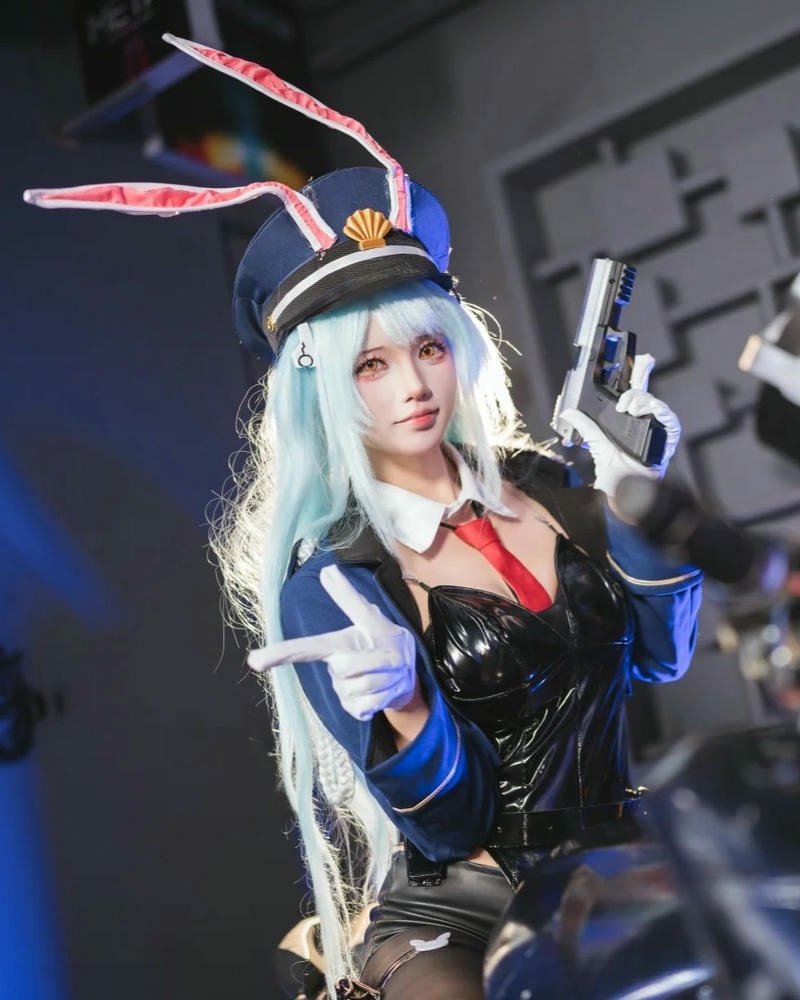 Gái cosplay cảnh sát phong cách đô thị